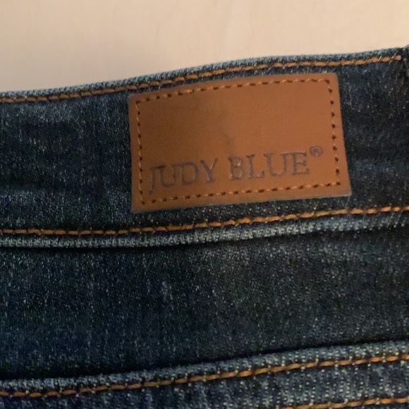 EXCELLENT condition Judy Blue Skinny button front jeans - Picture 2 of 4